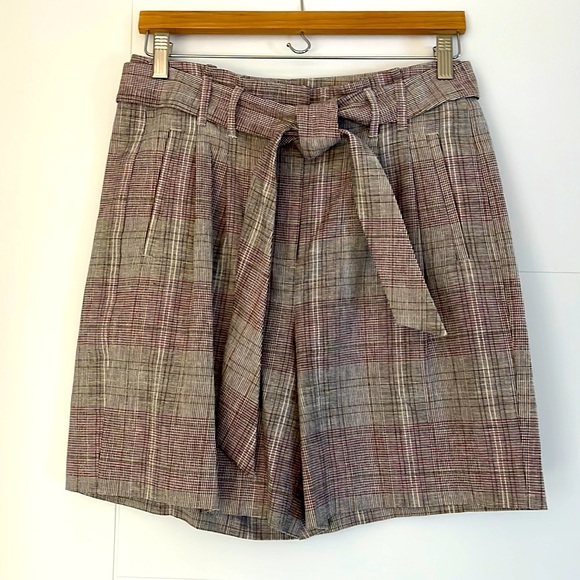 A beautiful woman short🐬 - Picture 1 of 5